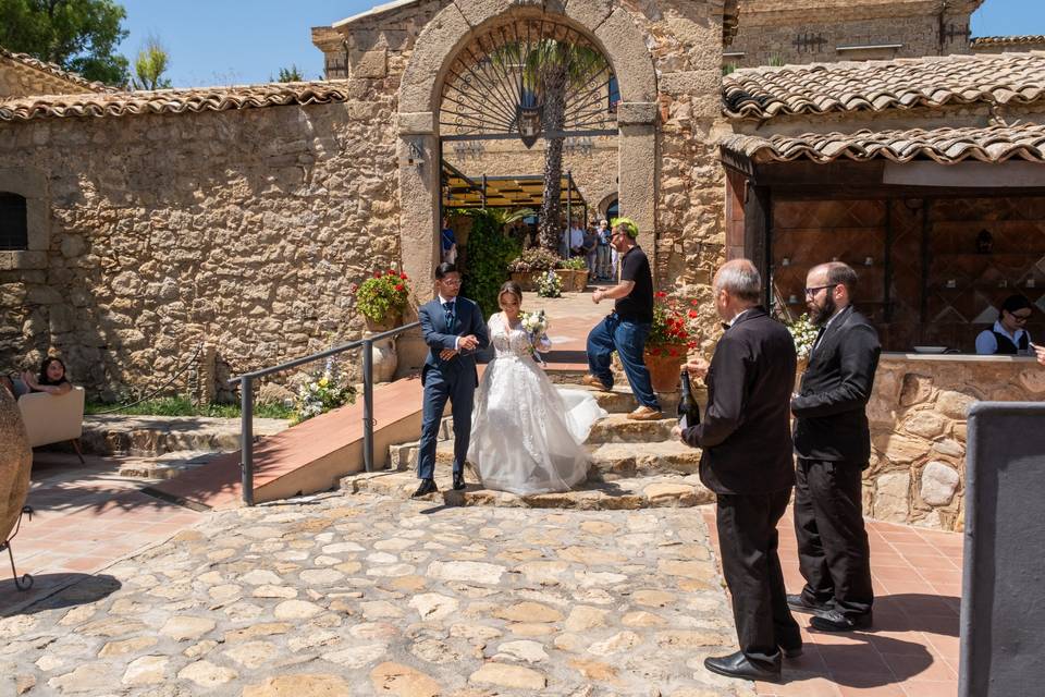 Folla riunita all_ingresso di pietra
