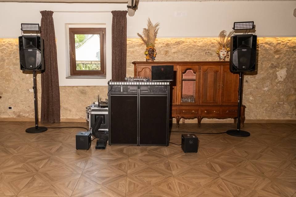 Sala interna con cabina DJ