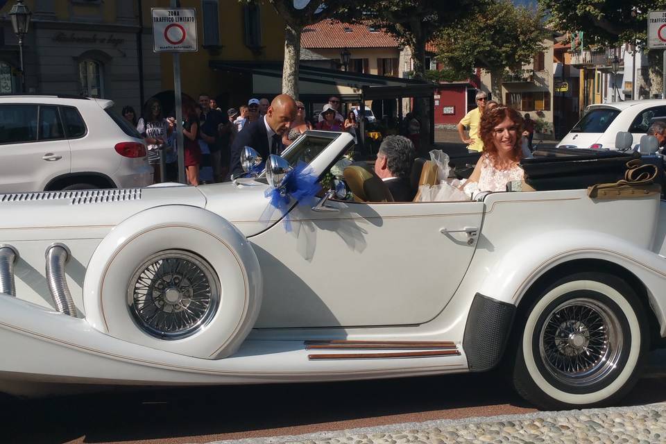 Sposa su auto d'epoca