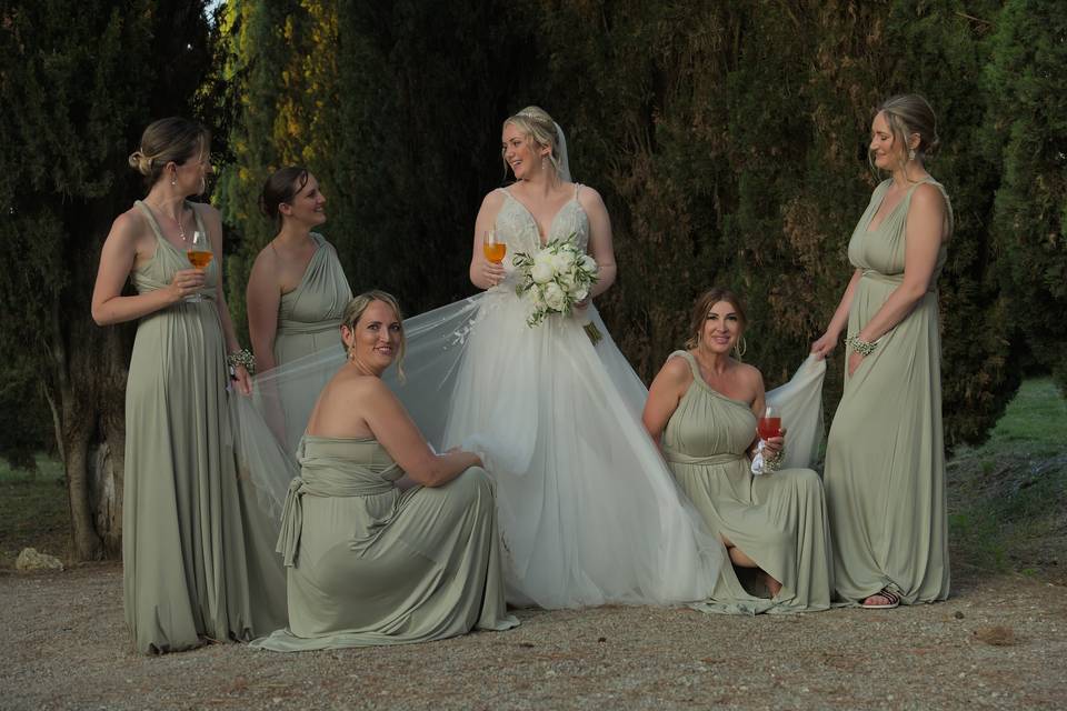La sposa e le sue damigelle