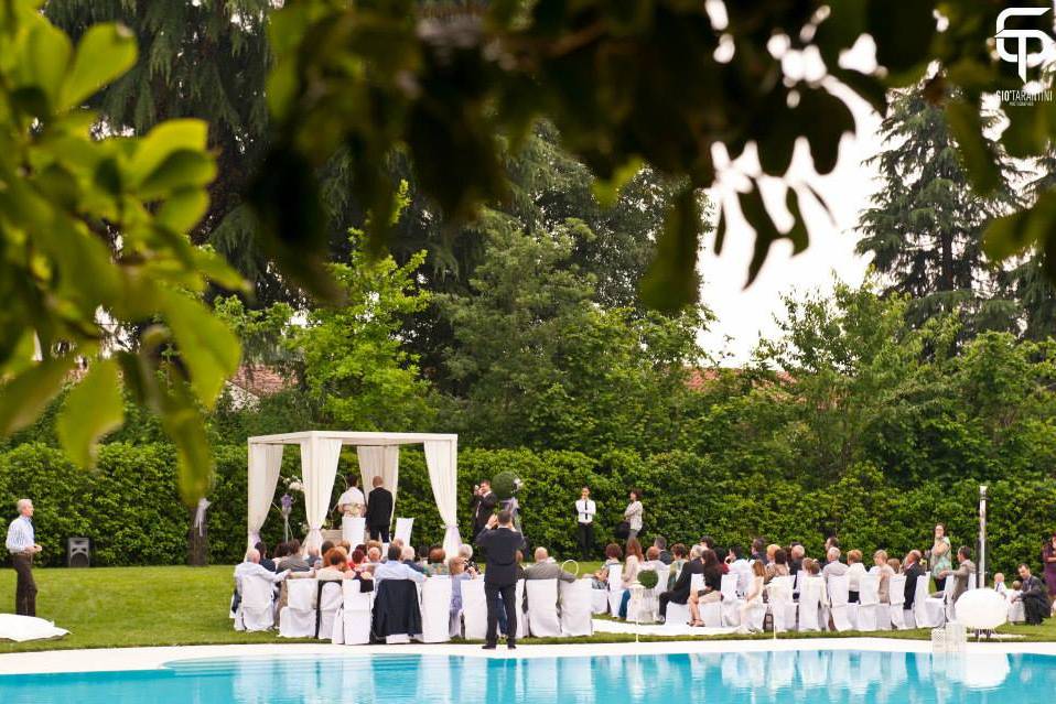 Matrimonio civile in piscina