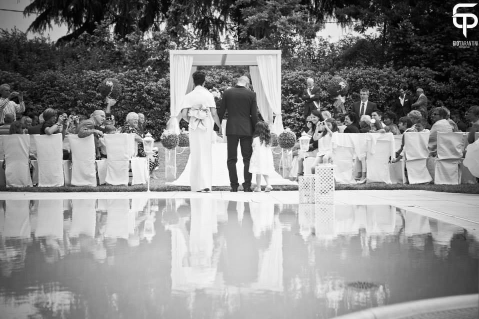 Matrimonio civile in piscina