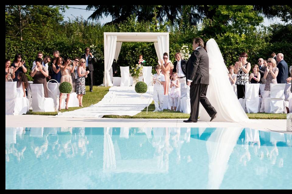 Matrimonio a bordo piscina