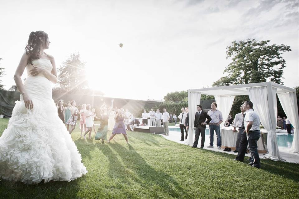 Sposa nel giardino estivo