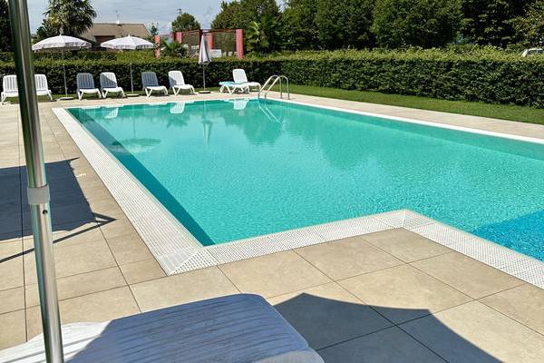 Piscina all'aperto in giardino