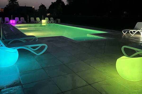 Piscina illuminata di notte