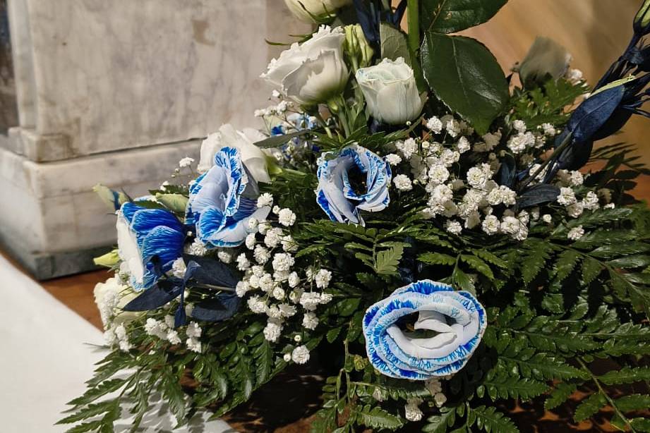 Rosa mondial e lysianthus blu