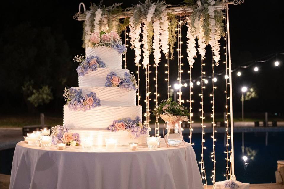 Wedding cake a bordo piscina