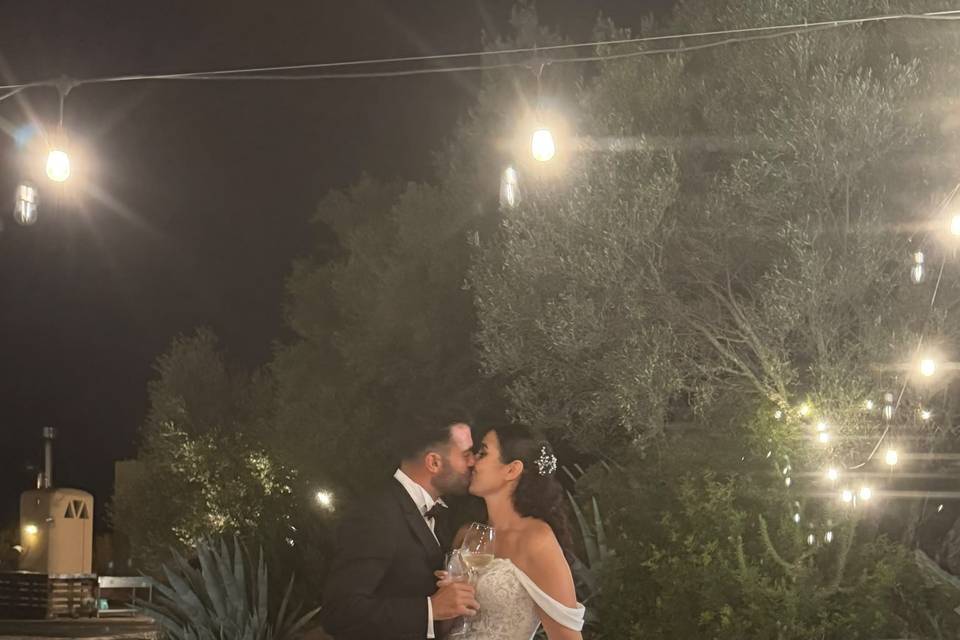 Gli sposi e il taglio torta
