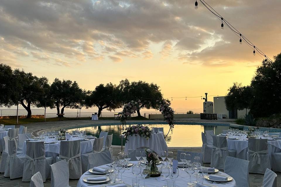 La cena a bordo piscina