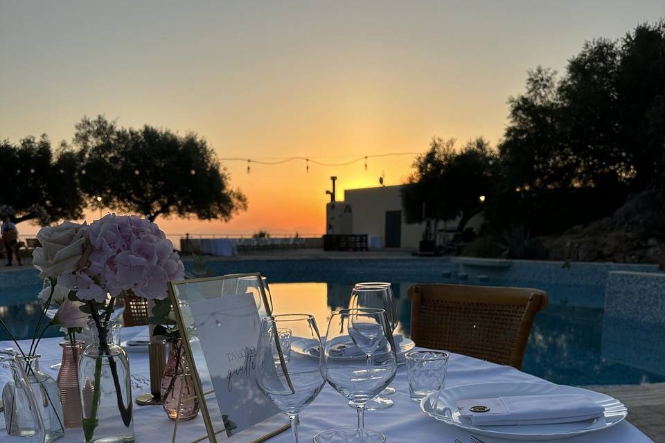 Una cena a bordo piscina