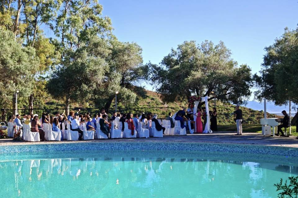 La cerimonia a bordo piscina