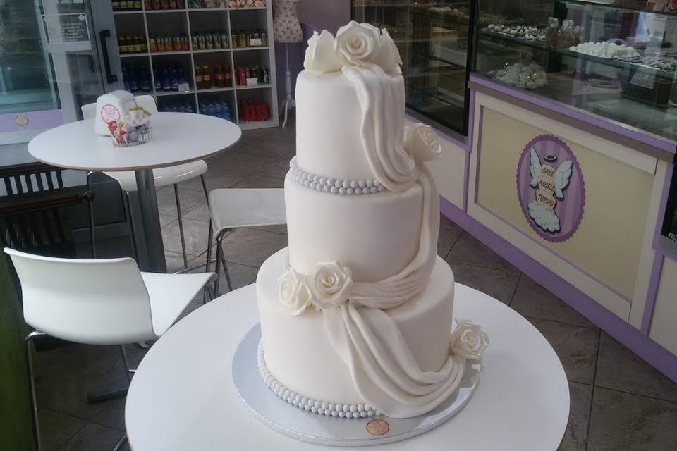Wedding cake con rose e drappi