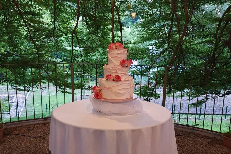 Wedding cake volants e rose