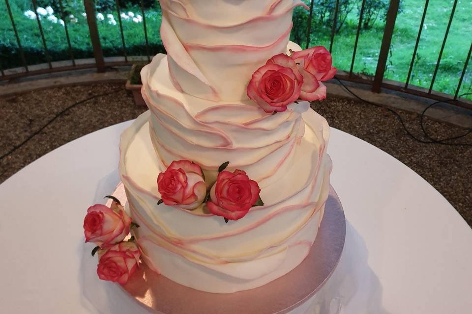 Wedding cake volants e rose