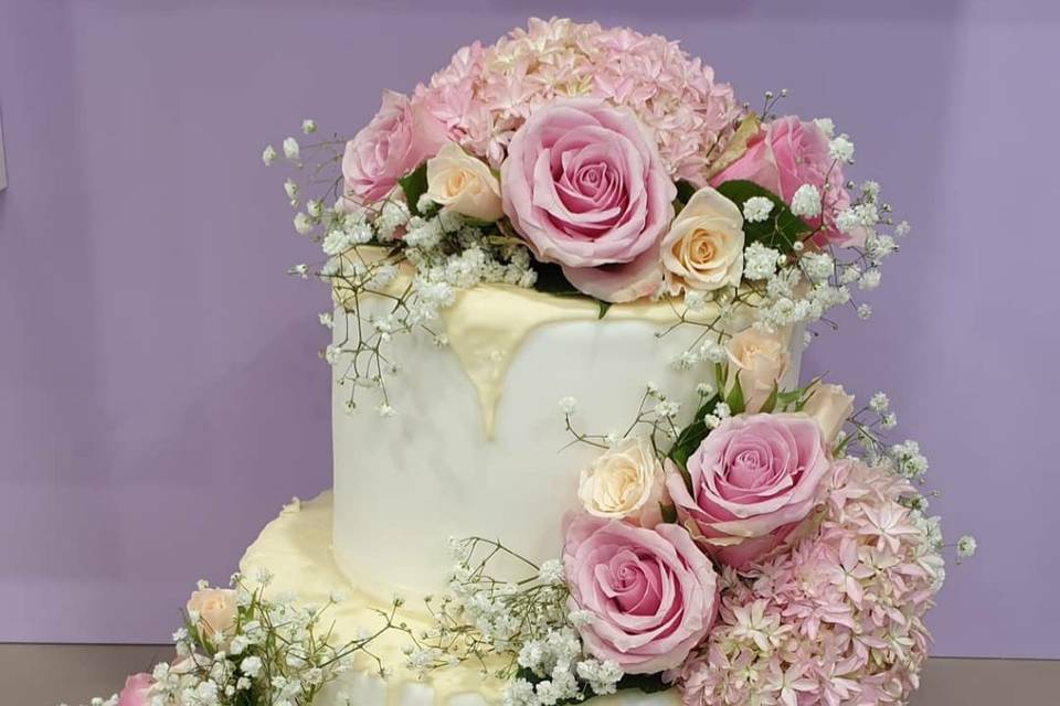 Wedding cake volants e rose