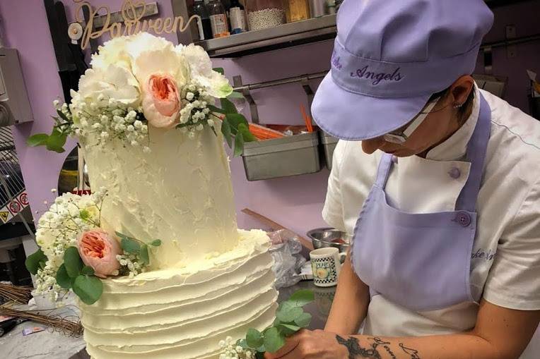 Wedding cake con rose e drappi