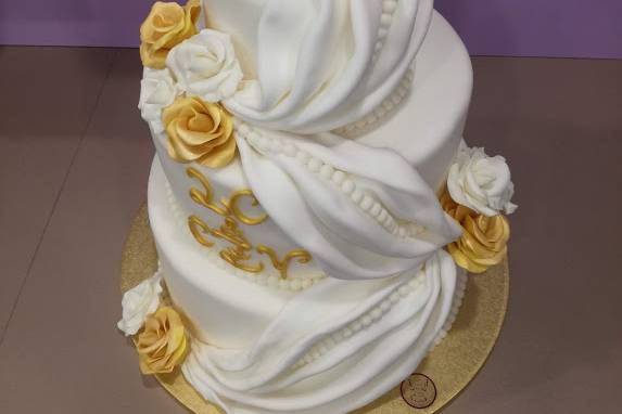 Wedding cake con rose e drappi