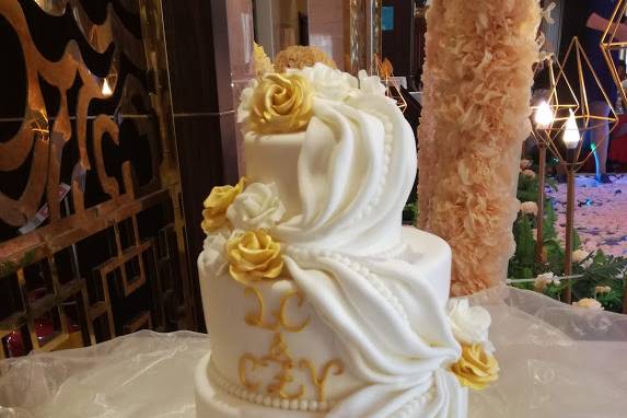 Wedding cake con rose e drappi