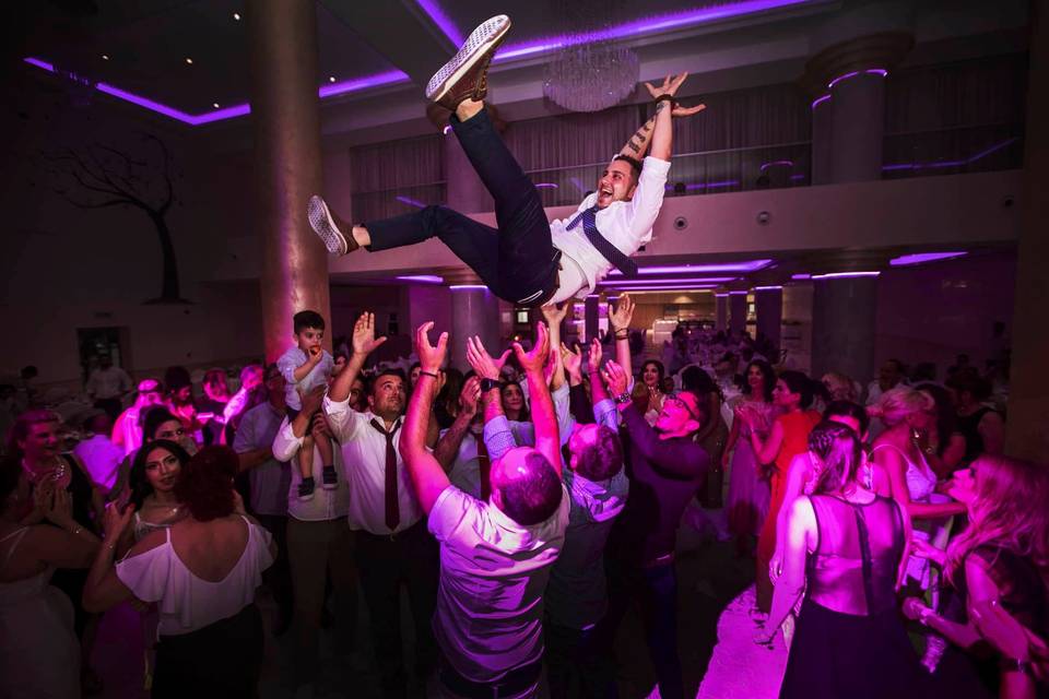 Party e sposo in aria