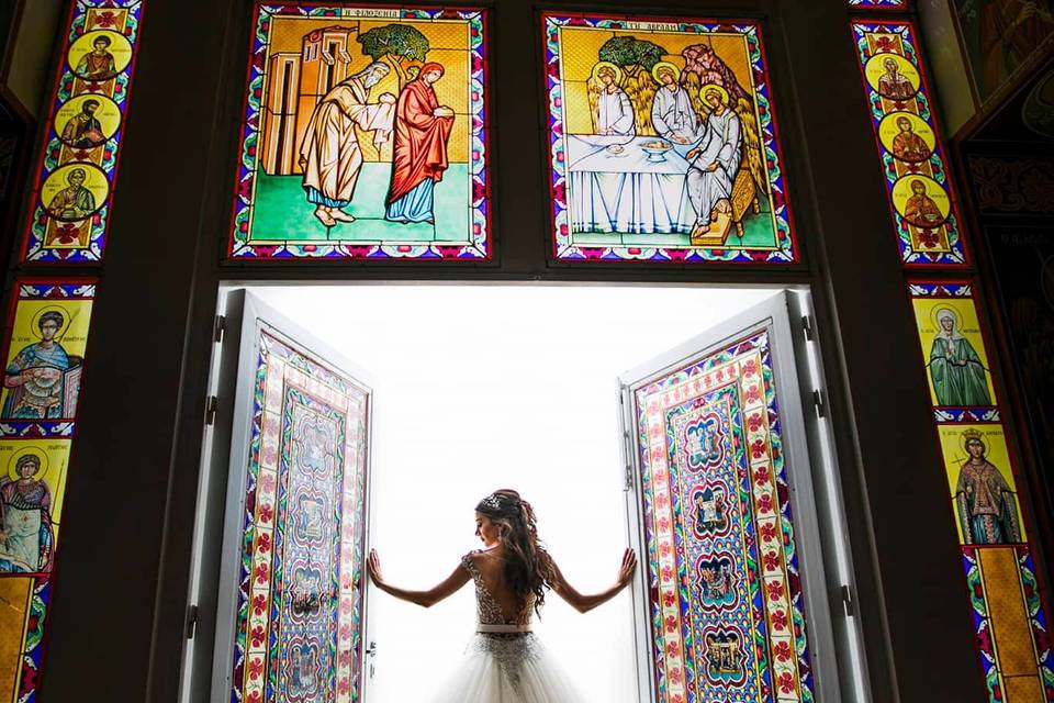 Francesca e porta della chiesa