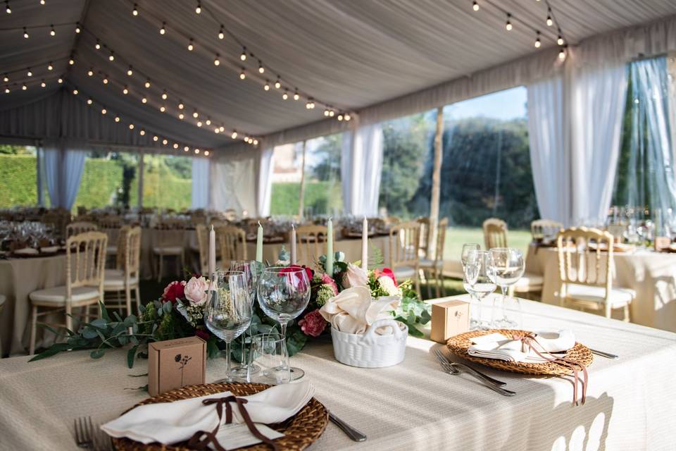 Cena in giardino in tensostrut