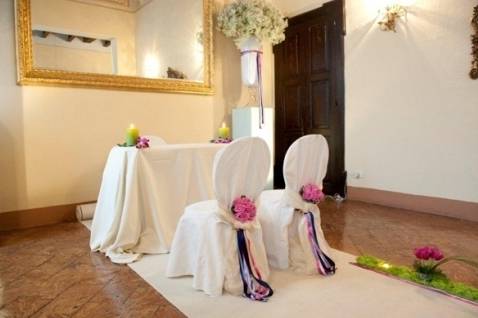 Addobbo altare e sedie sposi