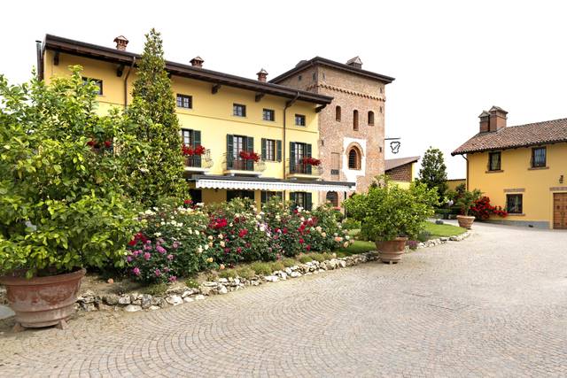 L'ingresso della dimora in piena estate