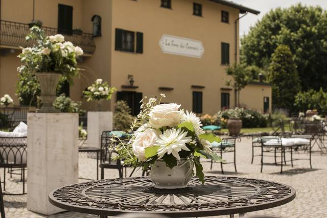 Il primo benvenuto: i fiori del cortile