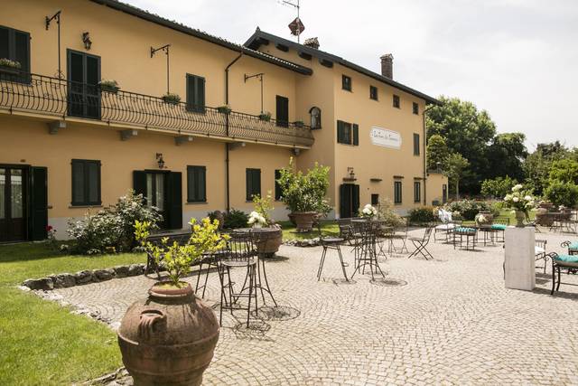 Il cortile pronto per il banchetto