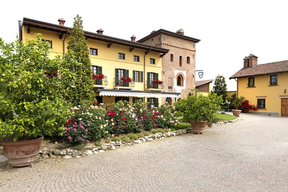L'ingresso della dimora in piena estate