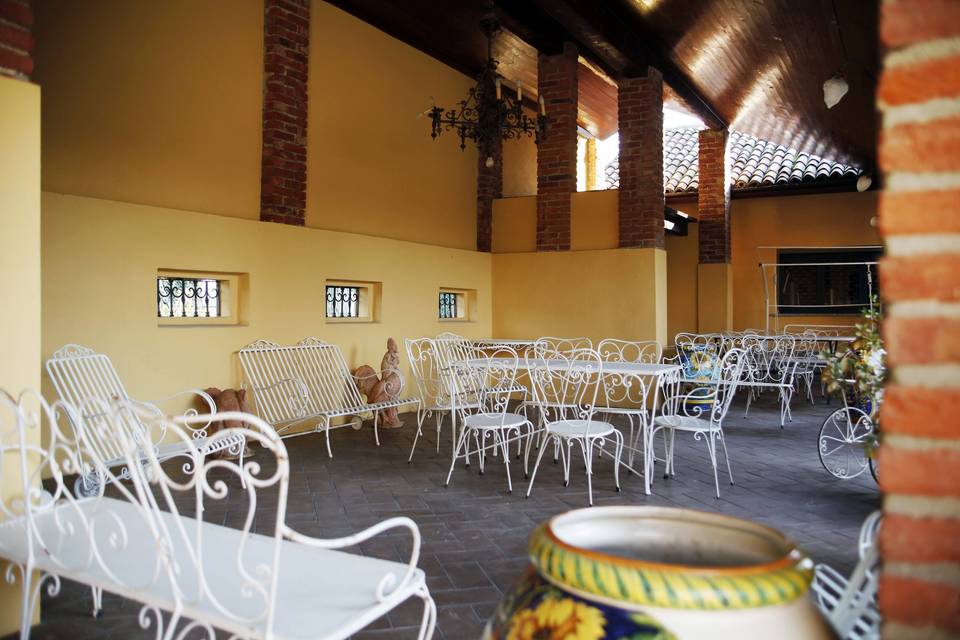Il portico dell'Antico Mulino, pronto per l'aperitivo