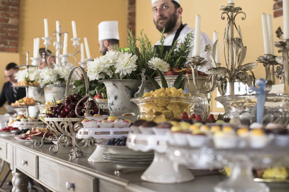 Il buffet della festa, fra candelabri e frutta di stagione