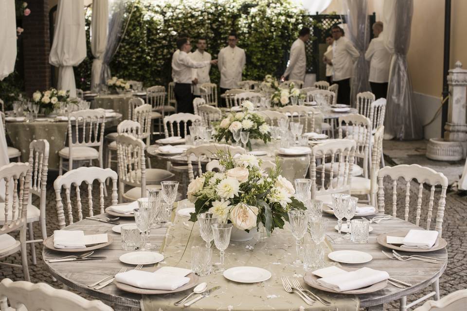 La sala apparecchiata per la cena di gala
