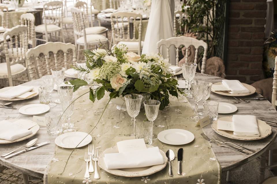 Un tavolo del banchetto, fra cristalli e fiori