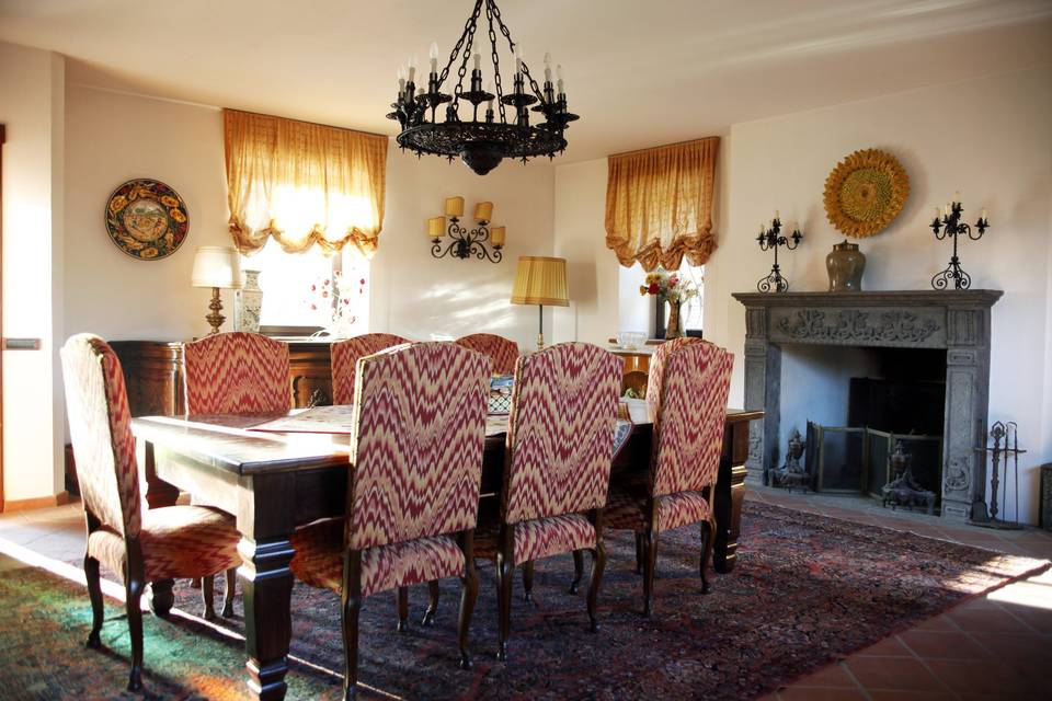 La sala da pranzo storica, con il camino in pietra
