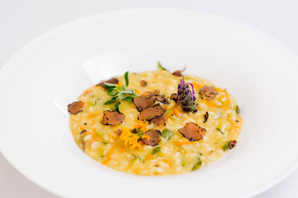 Risotto con guanciale croccante, zucchine, fonduta di provola e tartufo beneventano