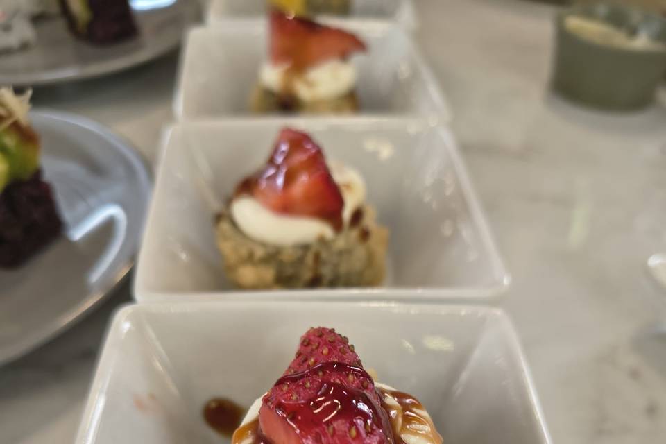 Strawberry hosomaki