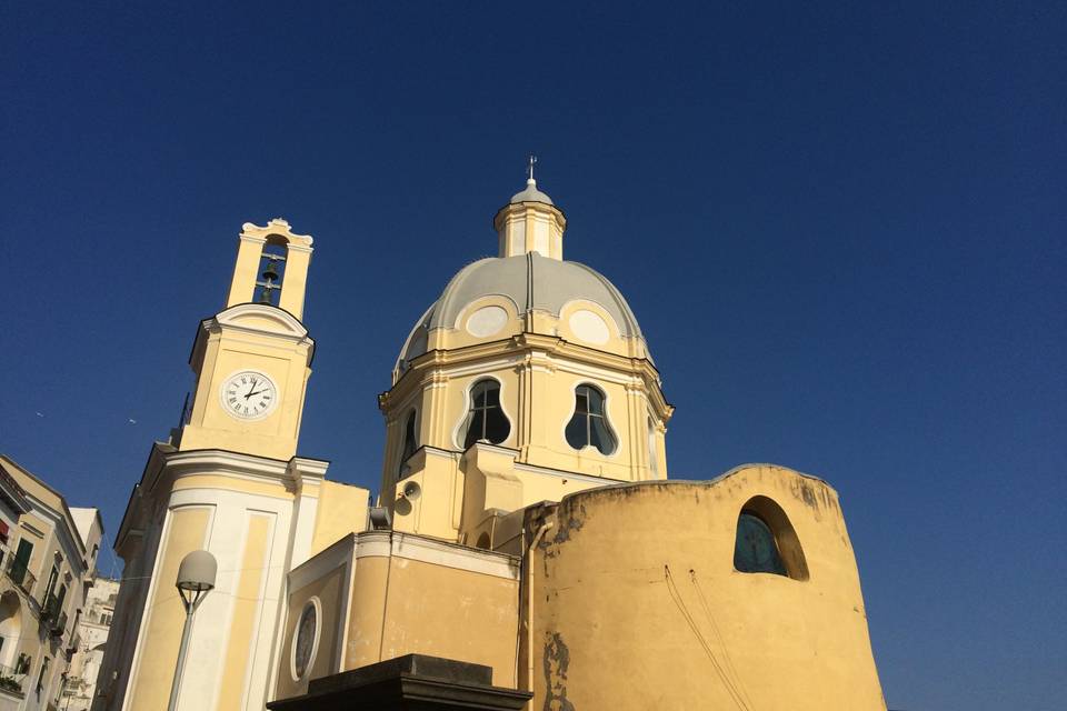 Una Chiesa a picco sul mare