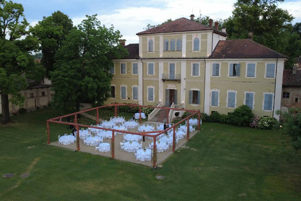 Spazio aperto e filari di luce