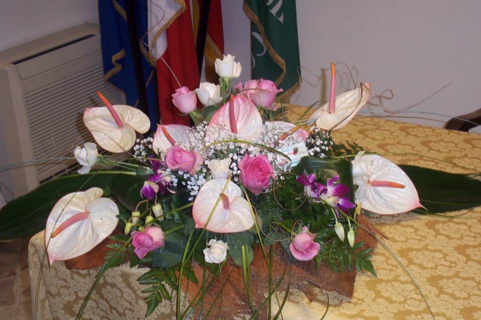 Composizione con anthurium fantasia,rose fucsia gipsphyla e beargrass