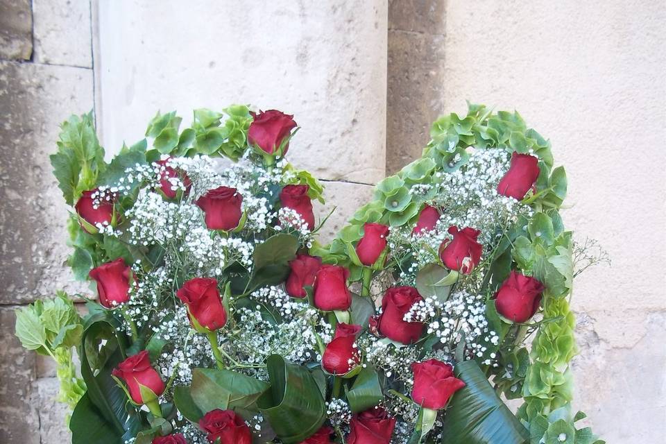 Composizione con anthurium fantasia,rose fucsia gipsphyla e beargrass