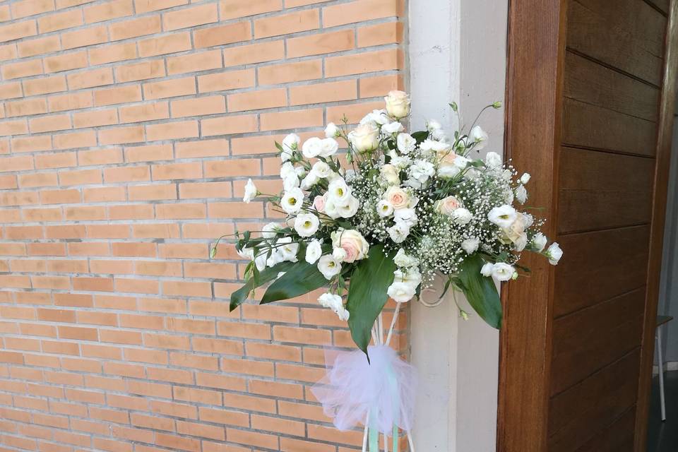 Composizione auto con girasole, lisianthus (o eustoma) panna e anthurium pistacchio