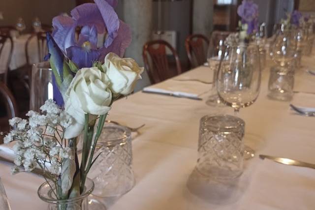 Tavola con fiori
