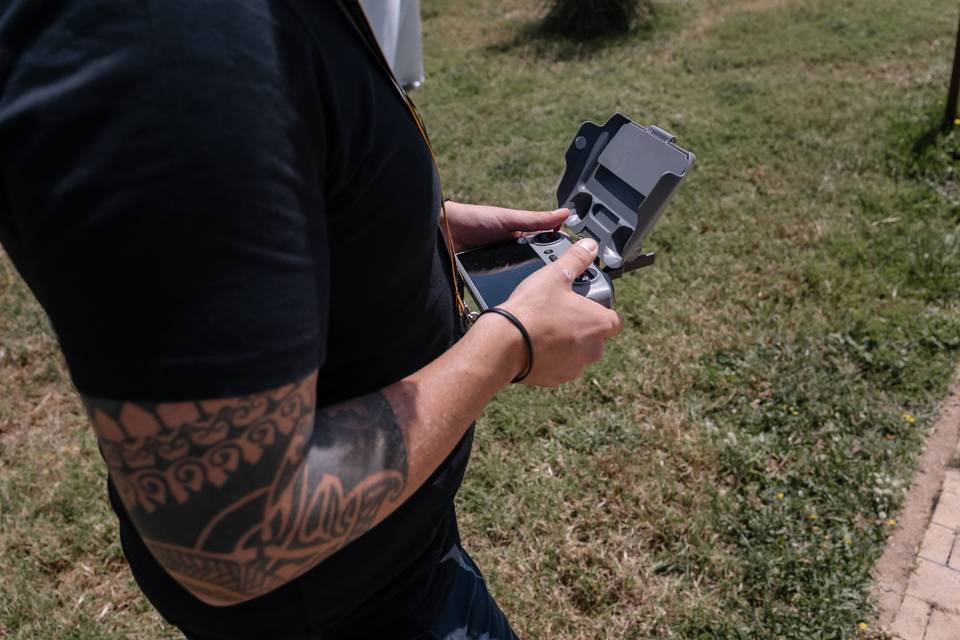Braccio_tatuato_controllo_drone