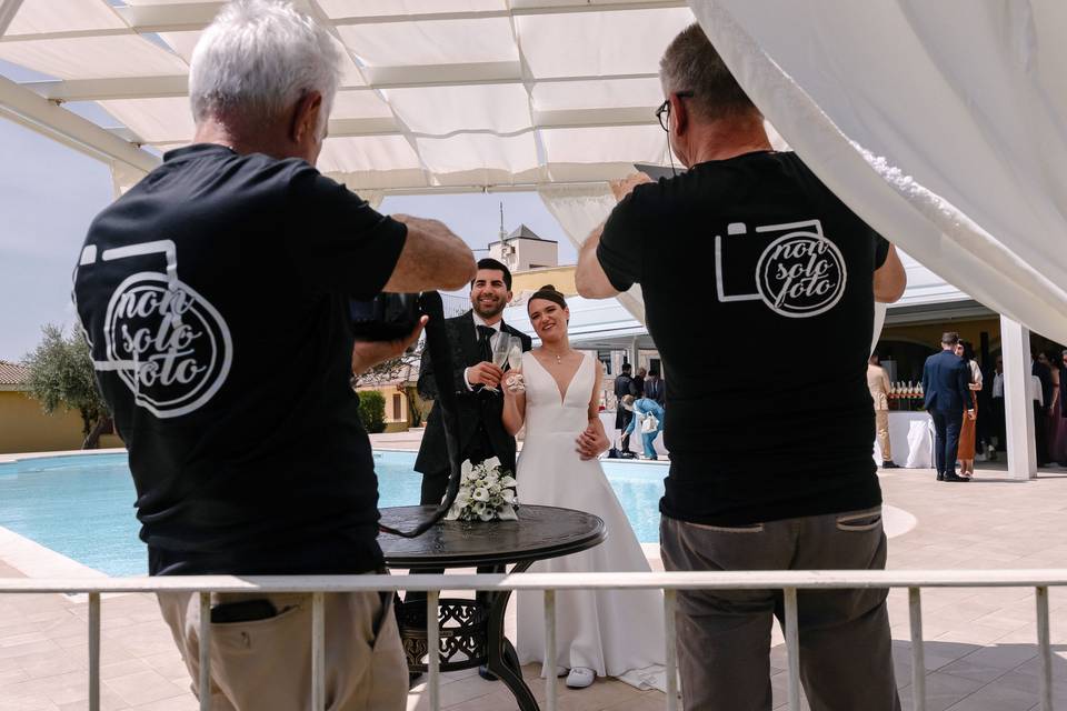Sposi_brindisi_fotografi_dietro