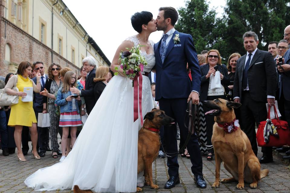 Il bacio fuori dalla chiesa