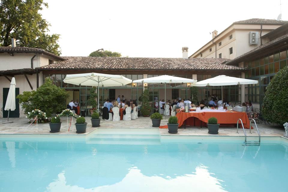 Aperitivi in piscina