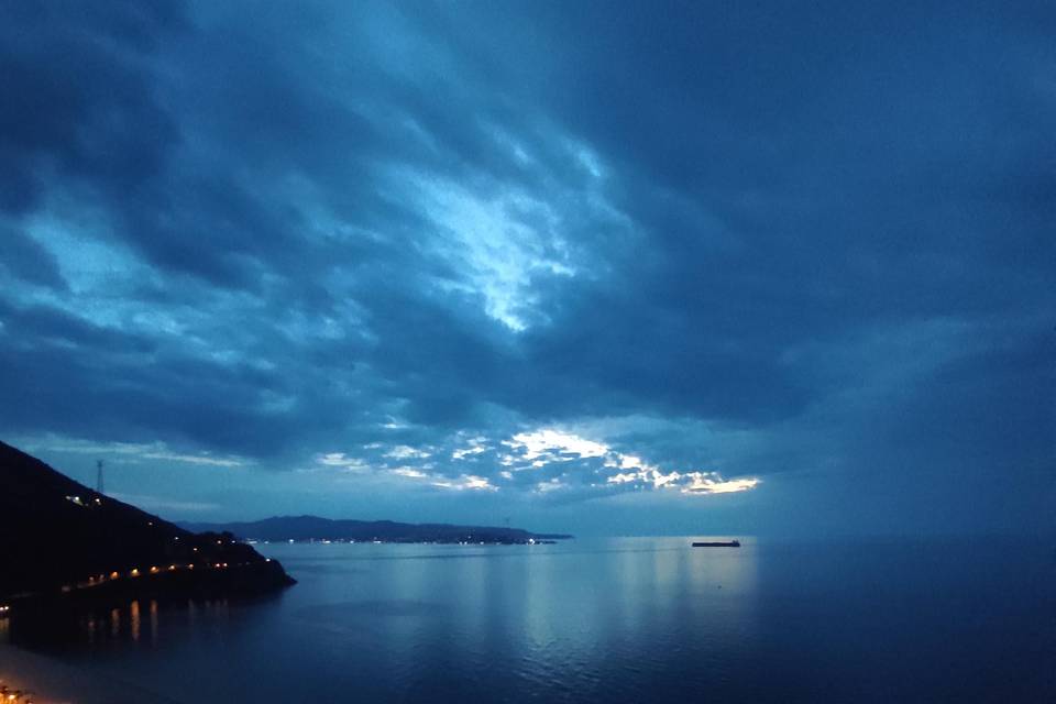 Stretto di Messina di sera