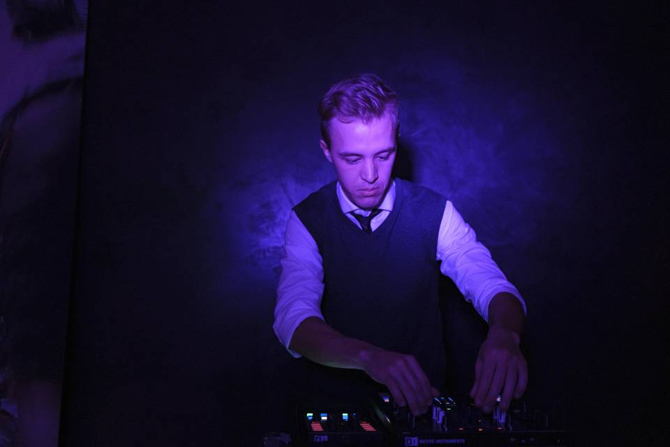 DJ che suona a un evento